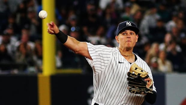 Yankees shortstop Gio Urshela fielding